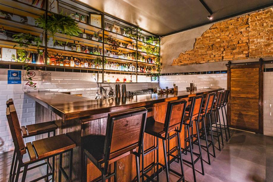 Salão: ambiente tem paredes descascadas e parte coberta por cerâmica Salão: ambiente tem paredes descascadas e parte coberta por cerâmica