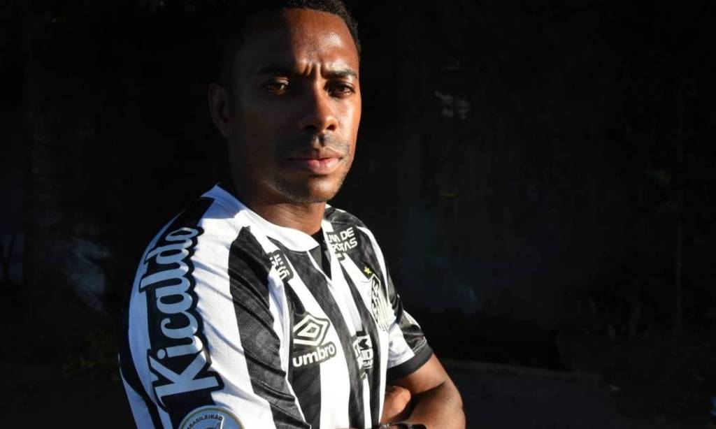 O jogador Robinho posa sério para foto