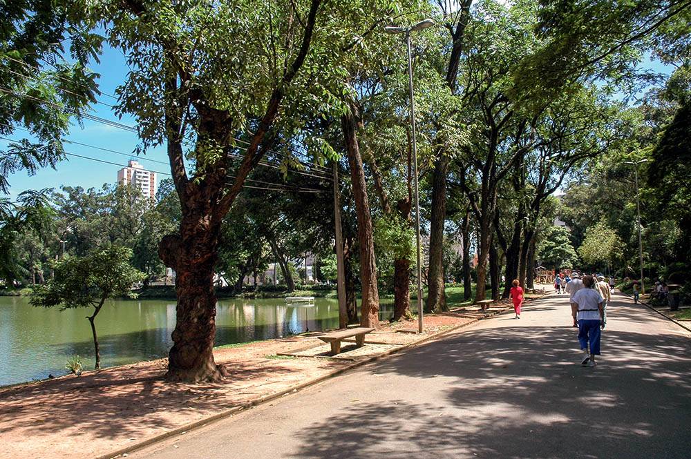 Imagem mostra pessoas andando no parque