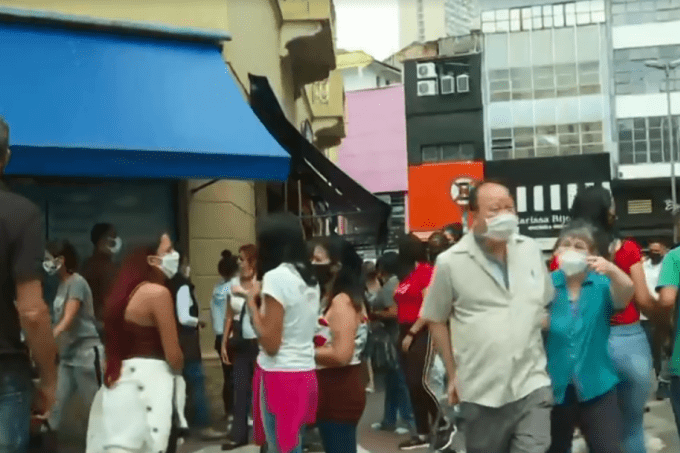 Rua 25 de Março tem movimento intenso e longas filas de espera