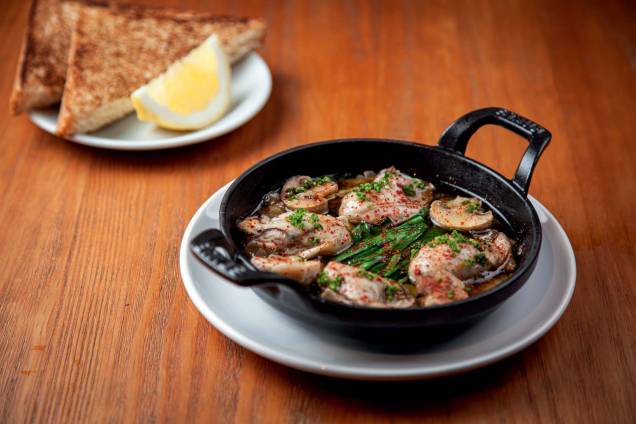 Ajillo de ostra, misturade Espanha e Japão Ajillo de ostra, misturade Espanha e Japão