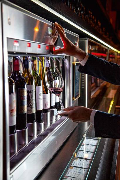 Máquina que conserva as garrafas, na qual o próprio cliente se serve Máquina que conserva as garrafas, na qual o próprio cliente se serve