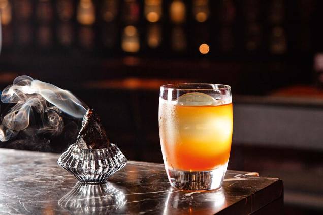 Breu branco, coquetel defumadocom a casca da árvore Breu branco, coquetel defumadocom a casca da árvore