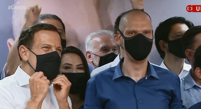 No discurso da vitória, Covas faz deferência ao vice