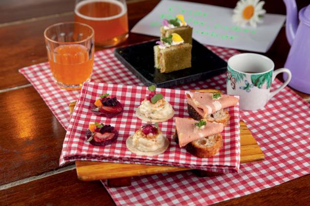 Canapés e sanduichinho compõem uma das etapas da degustação Canapés e sanduichinho compõem uma das etapas da degustação