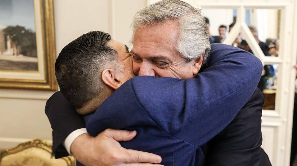 Presidente da Argentina, Alberto Fernández presta homenagem a Maradona