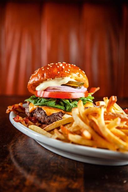 A opção que levao nome da casa éacompanhado de fritas sequinhas A opção que levao nome da casa éacompanhado de fritas sequinhas
