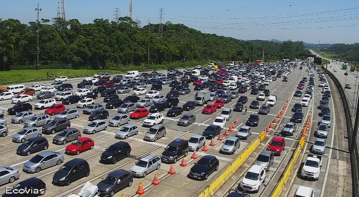 Rodovia dos Imigrantes congestionada.