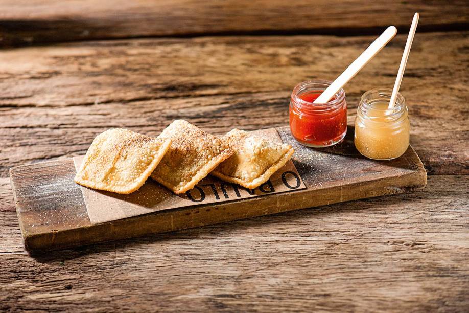 Pastel de queijo da serra da Estrela com compotas de maçã verde e pimentos