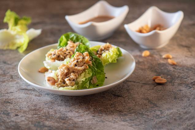 Wrap de frango: folhas de alface chegam à mesa para enrolar a pedida Wrap de frango: folhas de alface chegam à mesa para enrolar a pedida