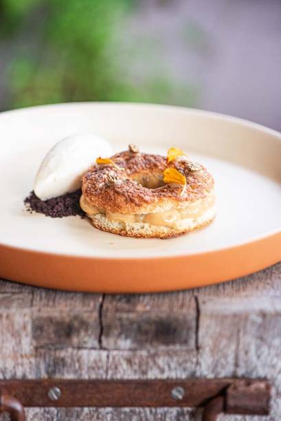 Paris-Brest com creme de café com gel de gengibre e sorvete de caramelo salgado - AE! Cozinha