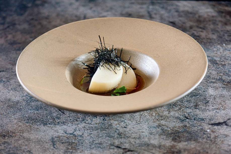 Palmito pupunha no caldo do próprio cozimento com tiras finas de alga nori e hortelã Palmito pupunha no caldo do próprio cozimento com tiras finas de alga nori e hortelã