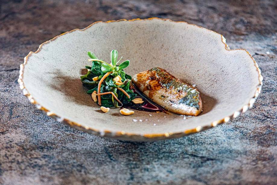 Carapau, PANCs e castanha-de-caju Carapau, PANCs e castanha-de-caju