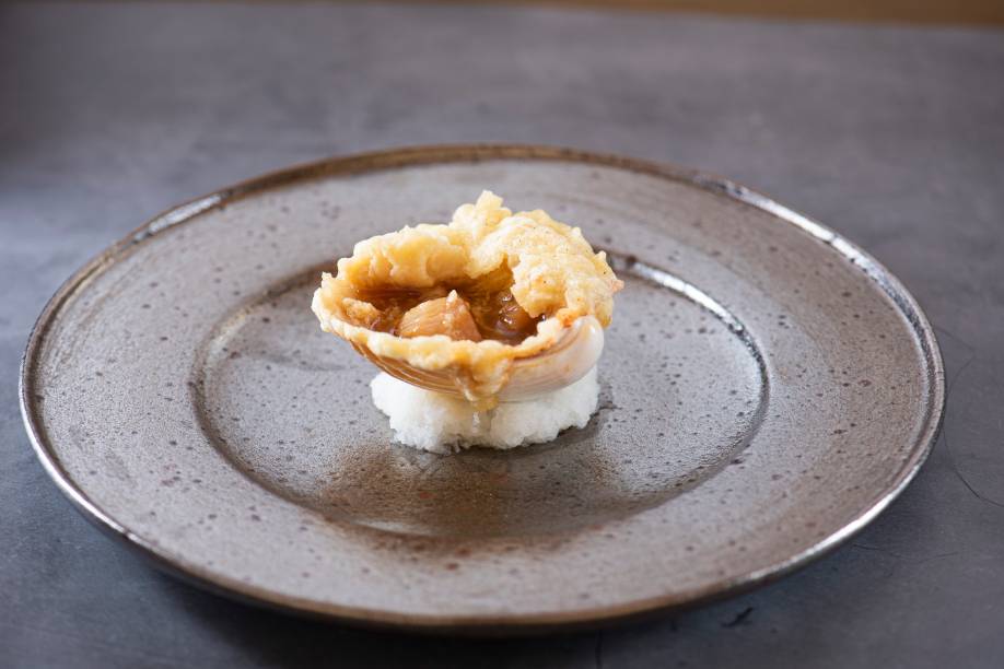 Sopinha frita: escondidos na concha coberta de creme de cará está o caldo de peixe com vieira laminada e camarão