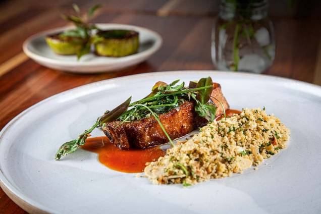 Costelinha de porco ao molho do assado com redução de laranja Costelinha de porco ao molho do assado com redução de laranja