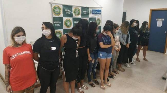 Isadora, filha do cantor Belo, é presa com outras mulheres Isadora, filha do cantor Belo, é presa com outras mulheres