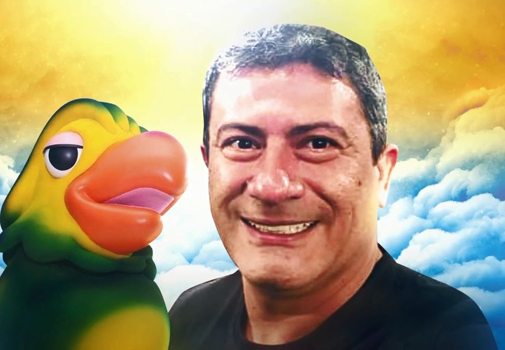 Tom veiga posa com o boneco de Louro José