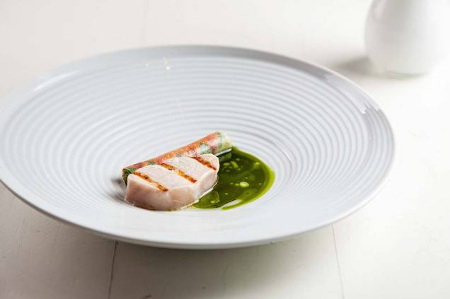 Meca grelhada: com rolinho de chuchu e recheio de manga verde Meca grelhada: com rolinho de chuchu e recheio de manga verde