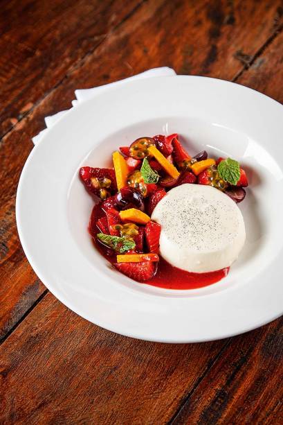 Panacota com calda de frutas Panacota com calda de frutas