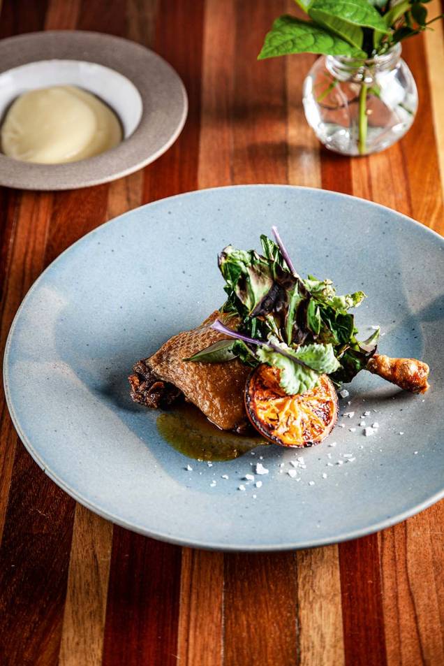 Pato confitado: com purê de batata com alho-poró e laranja grelhada Pato confitado: com purê de batata com alho-poró e laranja grelhada