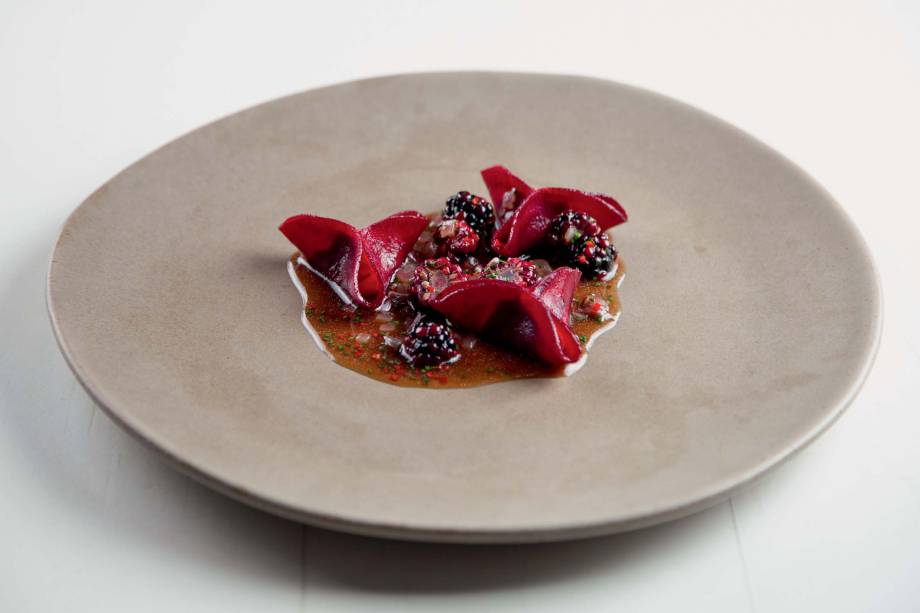 Ravióli de beterraba: recheado de fígado de galinha com amora Ravióli de beterraba: recheado de fígado de galinha com amora