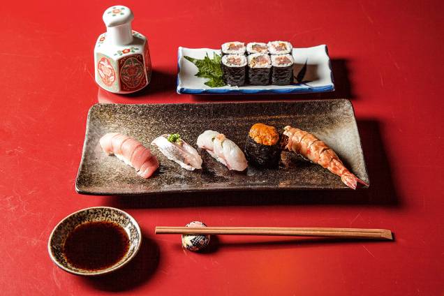 A degustação de sushis pode ter atum toro espanhol, carapau com gengibre e cebolinha, garoupa, ouriço-do-mar e camarão A degustação de sushis pode ter atum toro espanhol, carapau com gengibre e cebolinha, garoupa, ouriço-do-mar e camarão