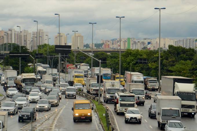 A pista expressa da Marginal Tietê chegou a ficar intransitável na altura da Ponte das Bandeiras