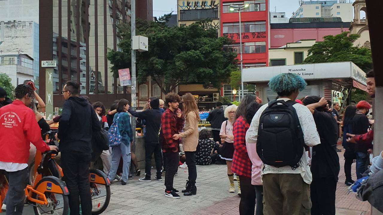 Mais de 50 pessoas se reuniram neste sábado (5) sem praticar distanciamento ou usar máscara na Praça da Liberdade
