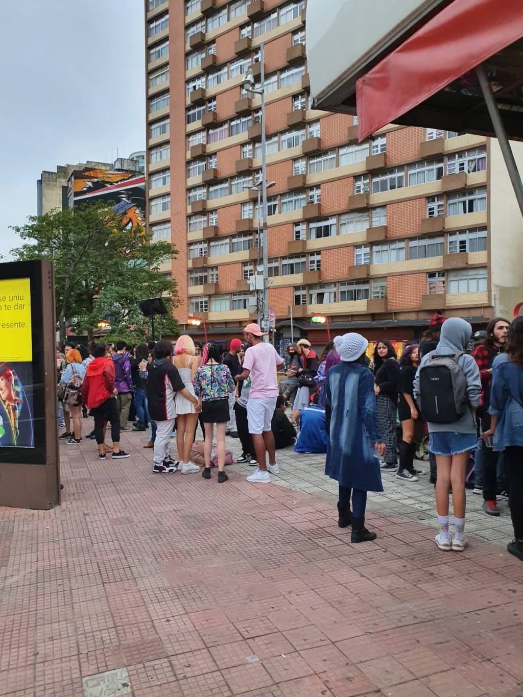 Aglomeração Liberdade (Humberto Abdo – Veja SP) Jovens passaram a tarde sem usar máscara ou praticar distanciamento social próximos a banca de jornais da Liberdade.