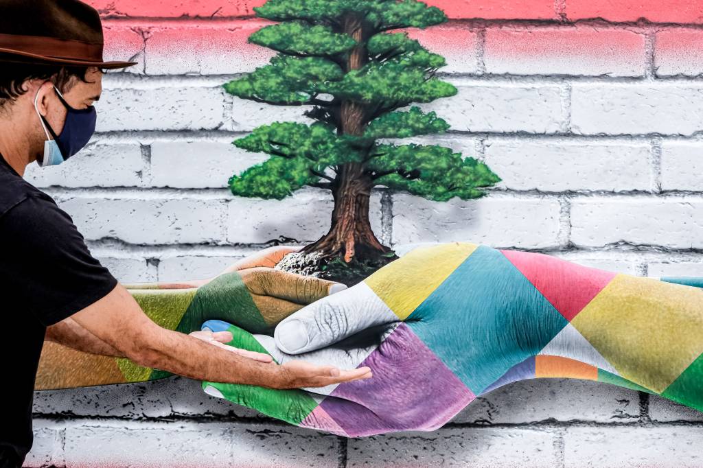 Eduardo Kobra faz painel para ser leiloado para a vítimas de tragédia no Líbano (13) Painel em homenagem ao Líbano: mural que seria produzido no país precisou ser adiado