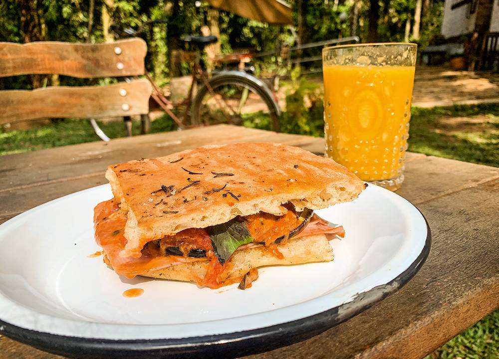 Sanduíche recheado de berinjela, molho de tomate caseiro, presunto e queijo