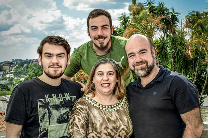 Andréa e Juliano com os filhos, Mateus e Lucas