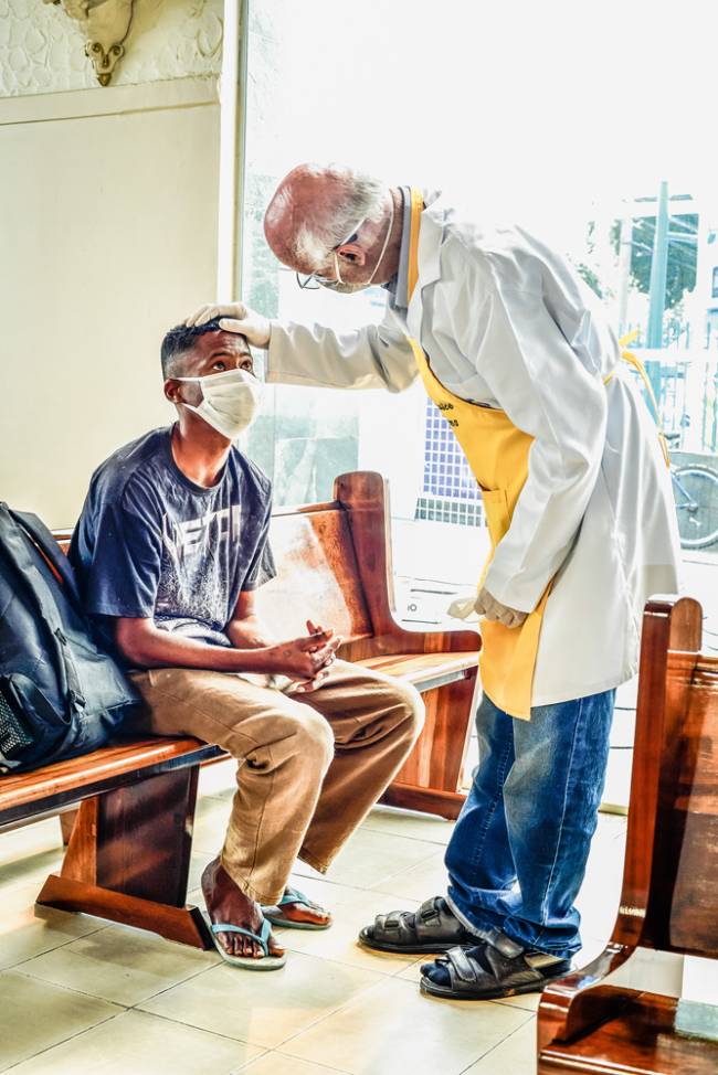 Padre Julio Lancelotti: ações beneficentes antes, durante e depois da pandemia