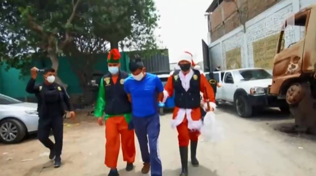 Policiais se fantasiam de Papai Noel e elfos para prender traficante