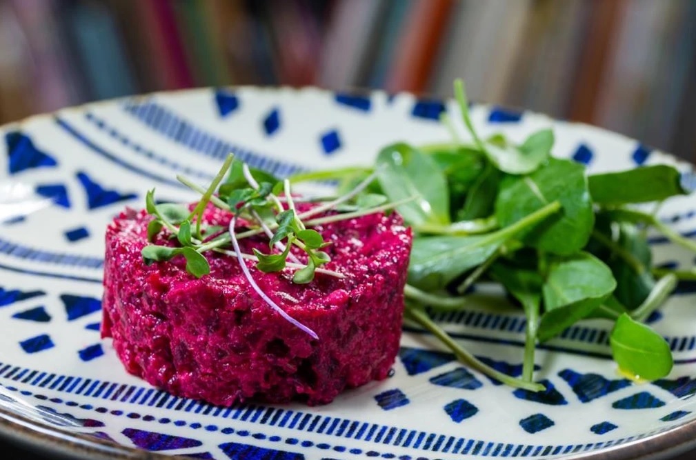 Tenorio – tartare de beterraba com rucula Tartare de beterraba do restaurante Tenório no Teatro da Rotina