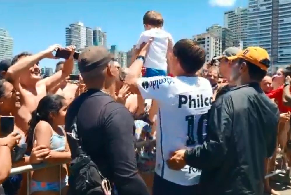 Bolsonaro pega criança no colo – Praia Grande 2020 Presidente pega criança no colo e posa para fotos sem máscara, na Praia Grande