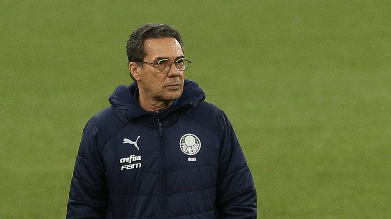 O técnico Vanderlei Luxemburgo, da SE Palmeiras, em jogo contra a equipe do C Atlhetico Paranaense, durante partida válida pela quarta rodada, do Campeonato Brasileiro, Série A, na Arena da Baixada. (Foto: Cesar Greco)
