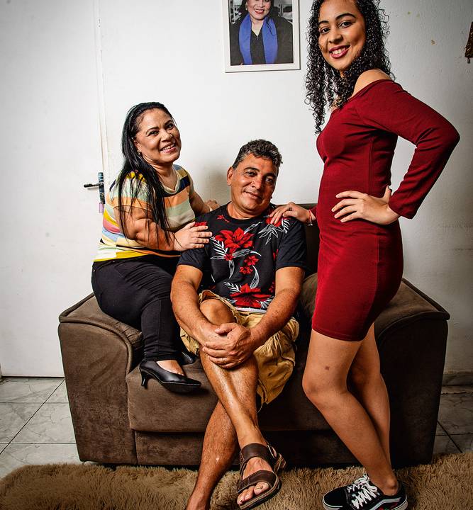 Rosinha com marido Cicero e a filha Heloisa sentados no sofá