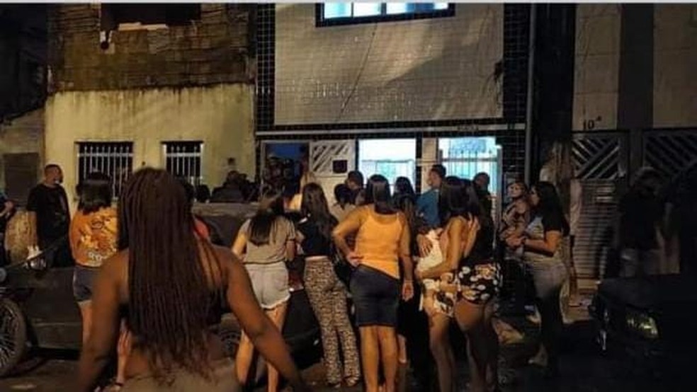 fila na casa de cozinheira de São Vicente