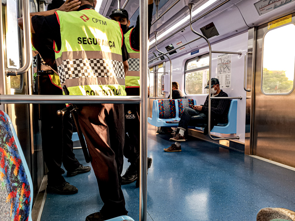 Guardas dentro de um trem da CPTM