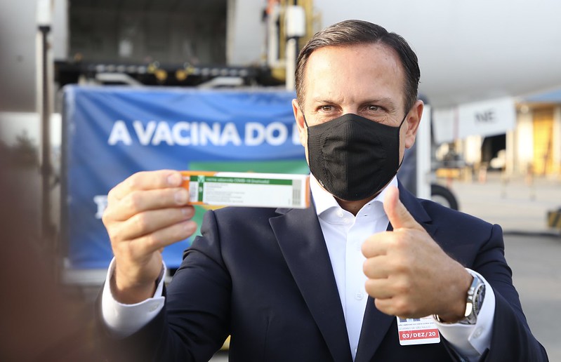 João Doria posa com a CoronaVac