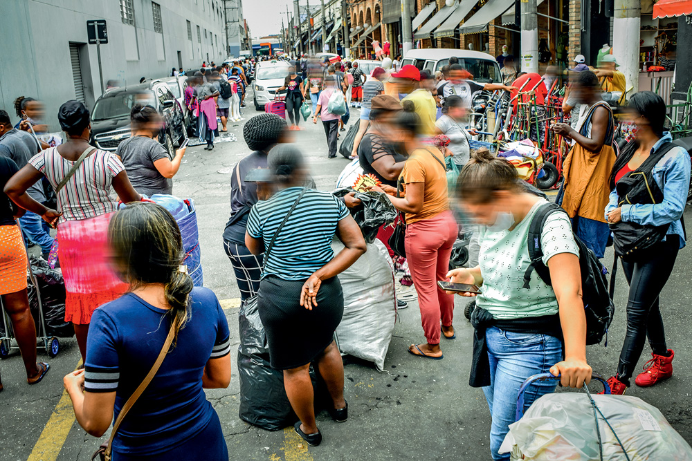 Imagens de uma rua do Brás, cheia de comerciantes