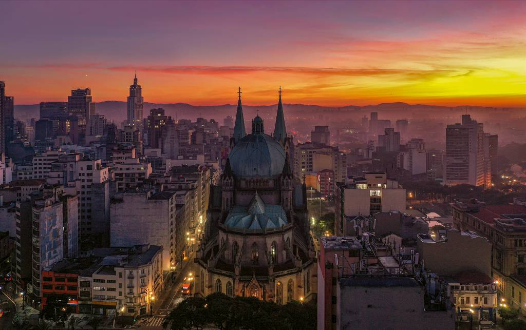 Catedral da Sé (Drone Cyrillo) Imagem aérea noturna da Catedral da Sé.