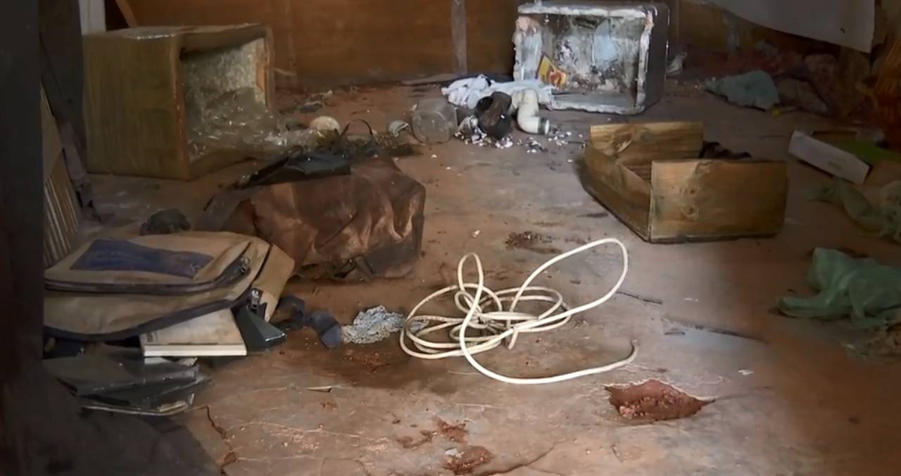 Imagem do cativeiro, cordas e lixo no chão
