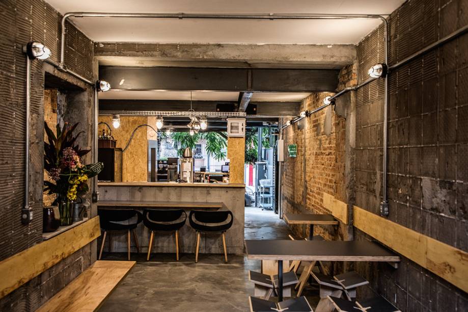 Espaço mais amplo: com mesas e pequena arquibancada ao ar livre Espaço mais amplo: com mesas e pequena arquibancada ao ar livre