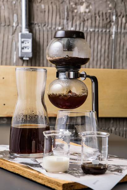 Globinho: café vem com leite e uma dose de xarope de açúcar mascavo Globinho: café vem com leite e uma dose de xarope de açúcar mascavo