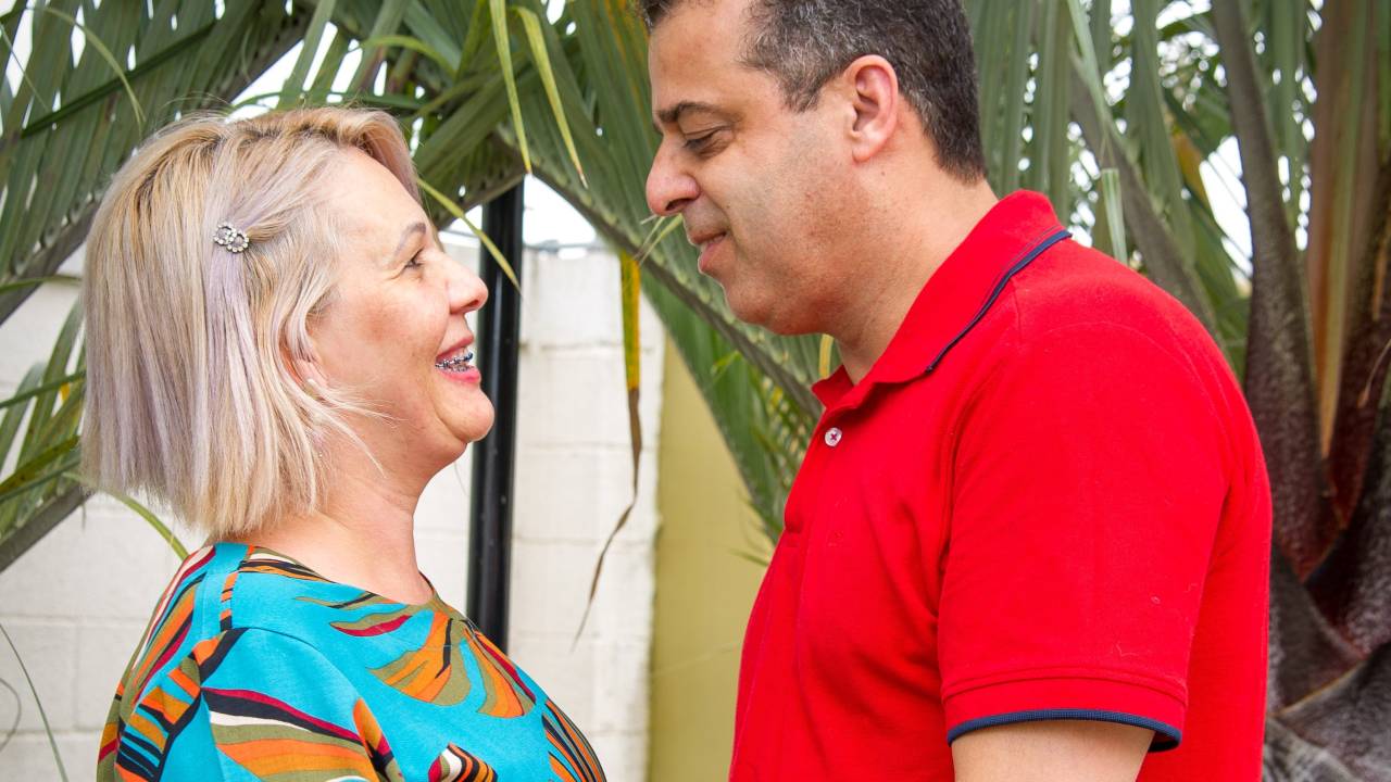 Foto do casal de mãos dadas, olhando um ao outro