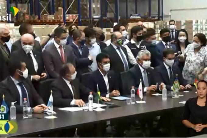 Após pressão, Pazuello diz que vacinação começa nesta segunda