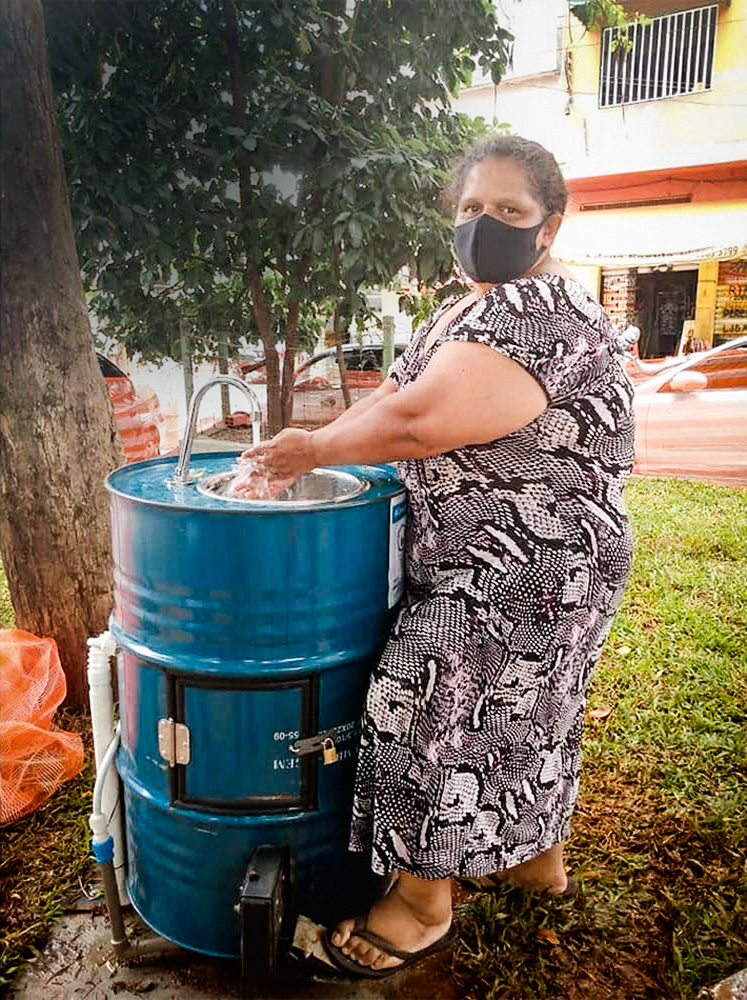 Alunos e professores lançam pia feita em tambor para comunidades em SP