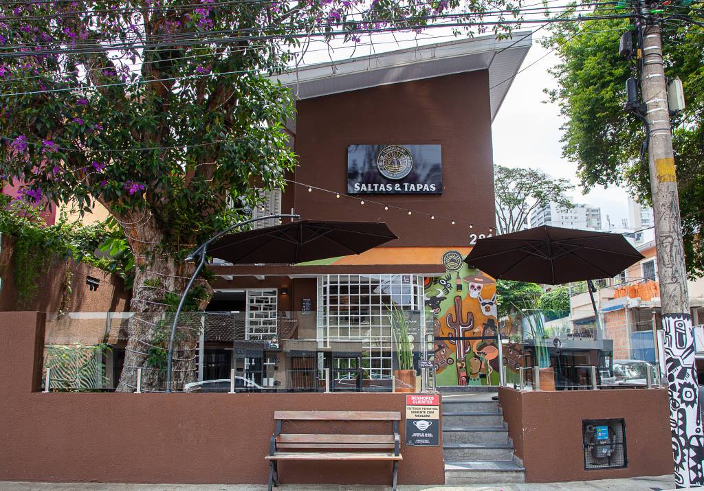 Fachada – Saltas & Tapas Fachada do bar: instalado em uma antiga residência